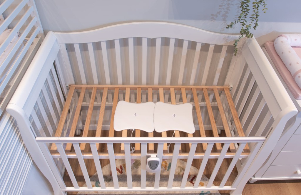 Babysense 8 - dve senzorové podložky na rošte postieľky a kontrolná jednotka na bočnici