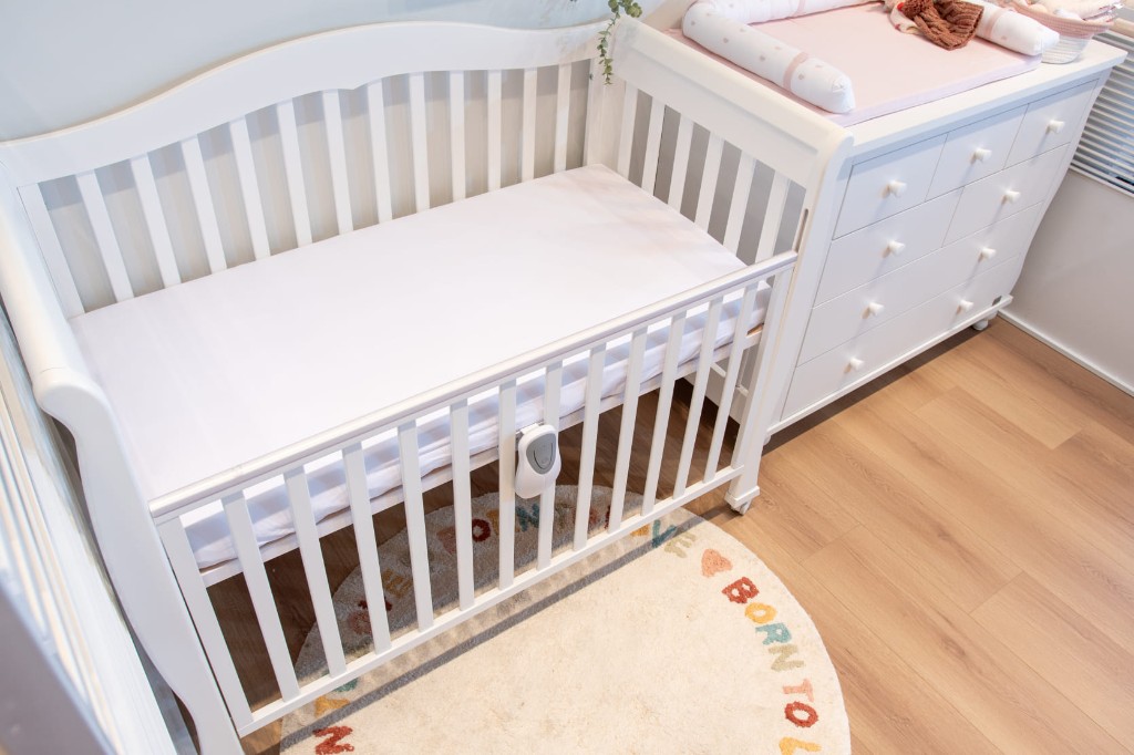 Babysense 8 - monitor v modernej detskej izbe s postieľkou a prebaľovacím pultom